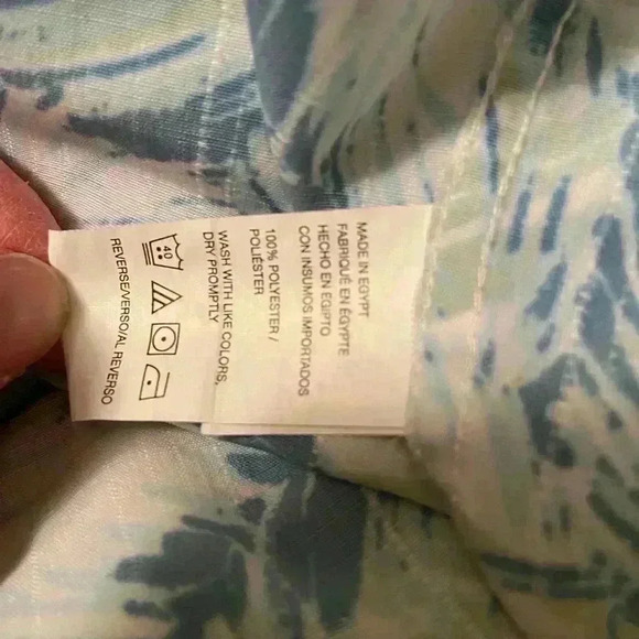 Van Heusen button down short sleeve shirt size large made of polyester. - Picture 4 of 4